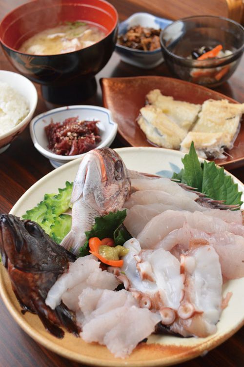 新鮮な海の幸を贅沢に盛り込んだ『南風泊(はえどまり)』の定食。<br>
(要事前予約 TEL.090-6631-8799)<br>
女将との会話も楽しい。<br>