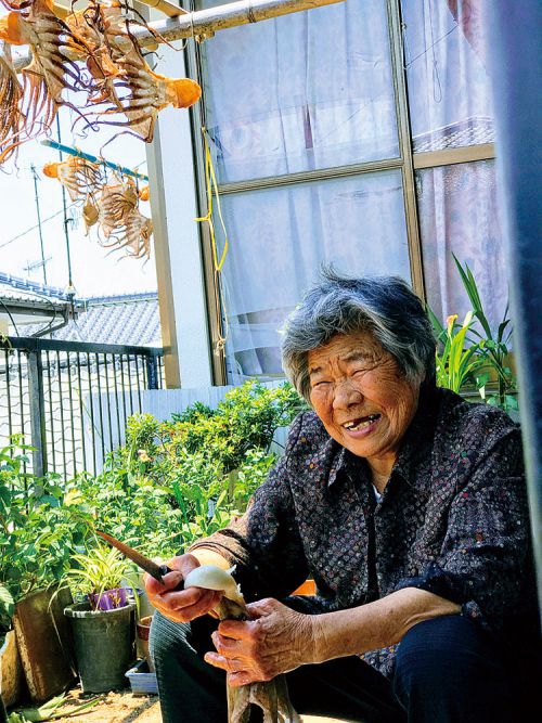 島の人々との交流も、魅力のひとつ。<br>
どのネコも家族のように紹介してくれる姿にほっこり。